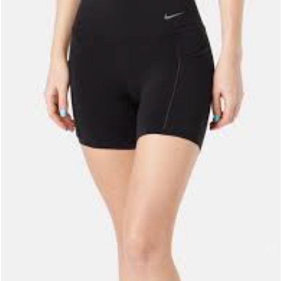Nike Women's Black Athletic Biker Shorts Size Medium - Picture 1 of 7